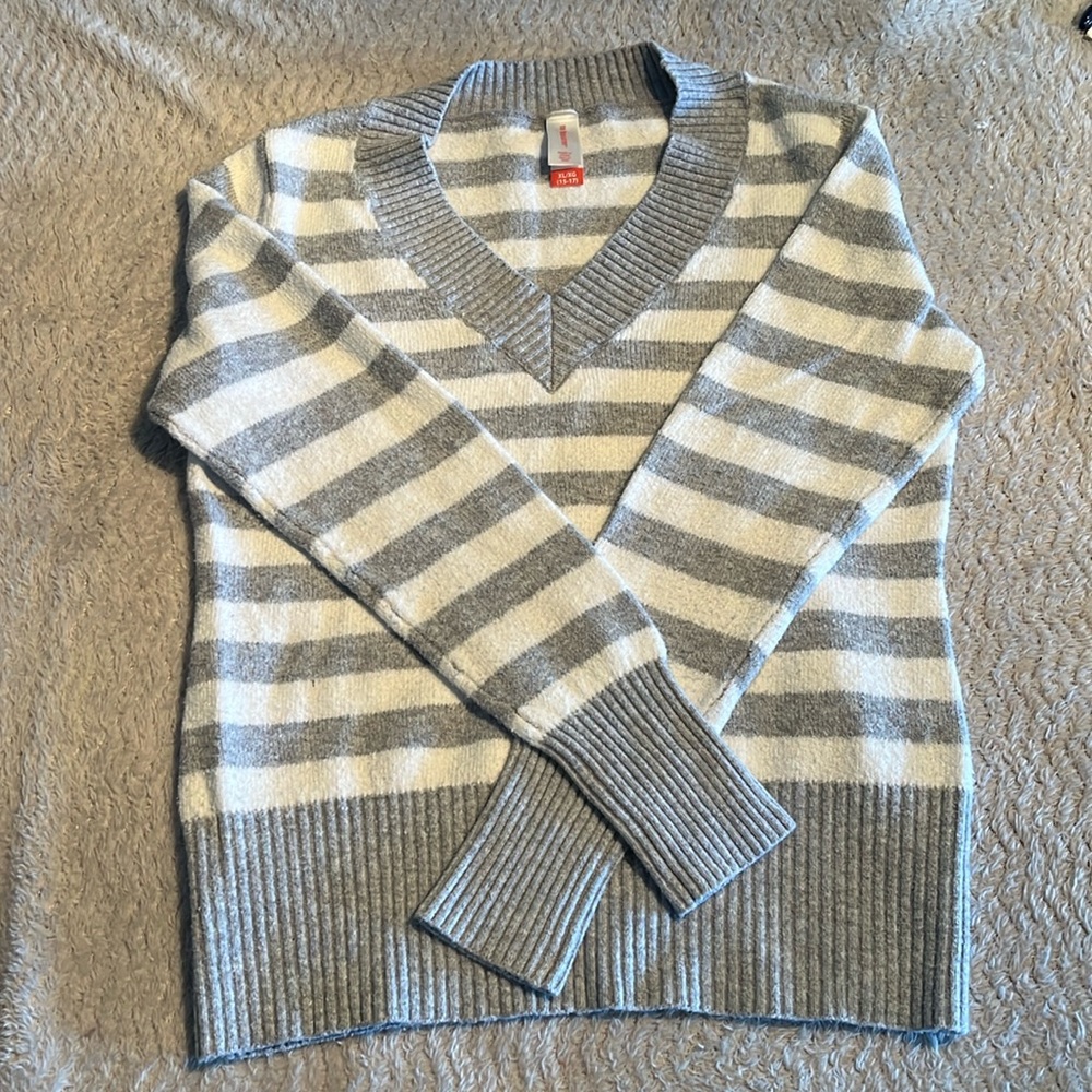 No Boundaries Women’s Sweater, Size XL.